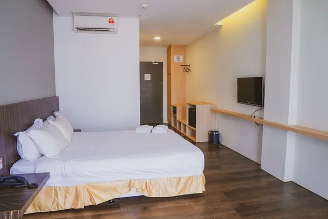 غرفة ديلوكس بسرير كوين، Roxy Hotel Serian 1/10