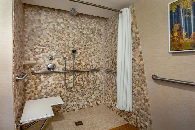 غرفة بسريرين كوين لذوي الإعاقة، High Peaks Resort 3/3