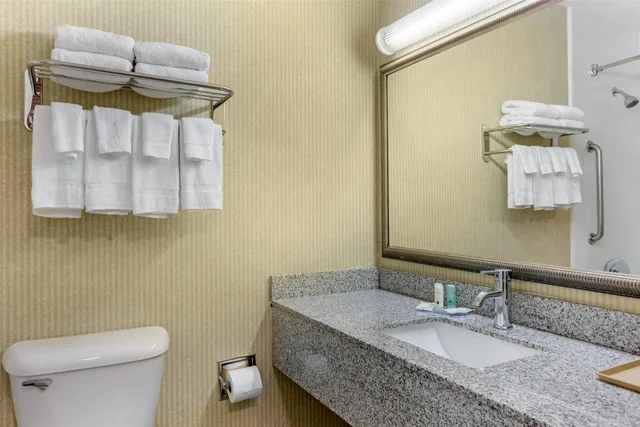 غرفة بسريرين كوين، Quality Inn & Suites Oceanside Near Camp Pendleton 7/9
