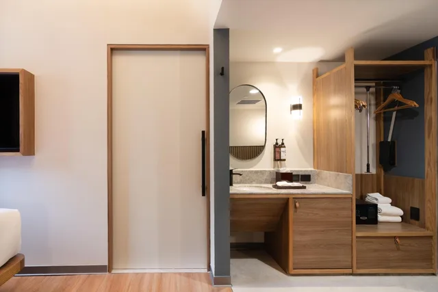 Compact, Queen Bed, Accessible، Motto by Hilton Guadalajara Centro Historico 3/4