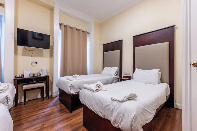 غرفة رباعية بأربعة أسرّة، Astoria Hotel 5/9