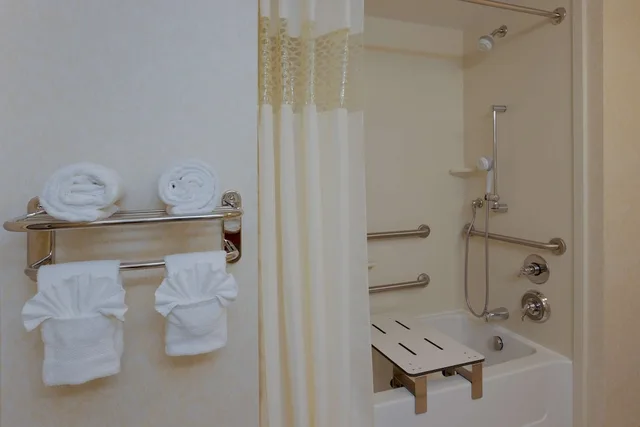 غرفة بسرير كينج بحوض استحمام لذوي الإعاقة، Hampton Inn Warrenton 9/9