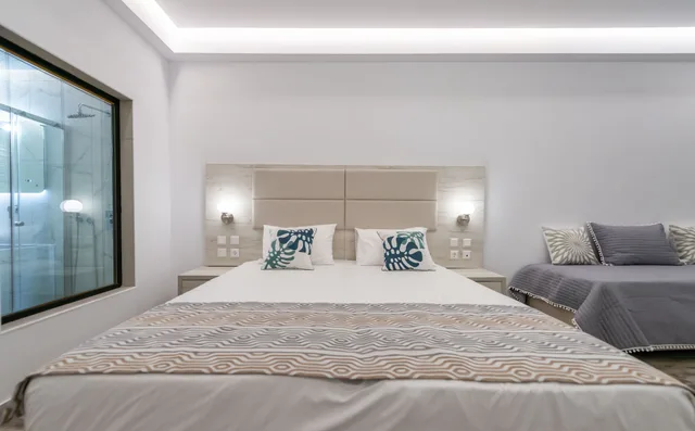 جناح بسرير كوين وسرير فردي بإطلالة على البحر، Mandala Seafront Suites 1/8