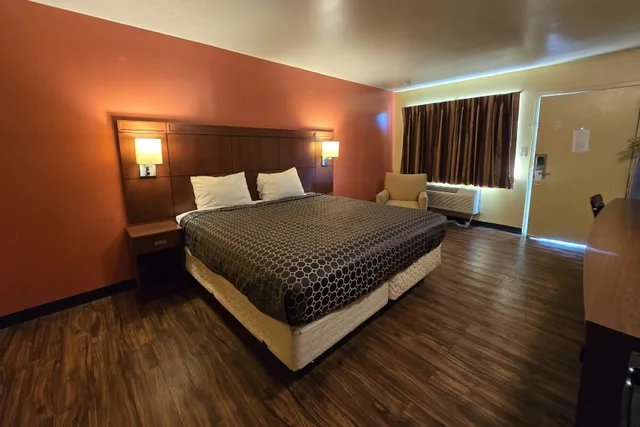 غرفة بسرير كينج للمدخنين، Sunrise Inn By OYO Newport News US-60 4/6