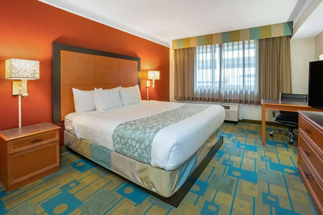 Room, King Bed, Accessible, La Quinta Inn & Suites by Wyndham Seattle Sea-Tac Airport 5/10