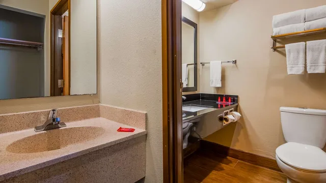 غرفة بسرير كينج، Red Lion Inn & Suites Blue Springs 4/5