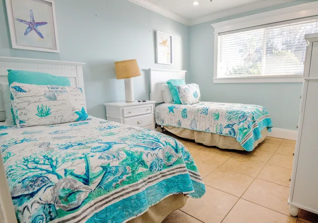 2 Bedrooms, Family Suite, Luxury, 1 King and 2 Queen Beds, Beach Front, Sofa، Anna Maria Island Inn 5/8
