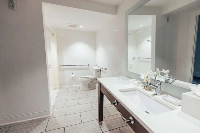 غرفة بسريرين كوين بشرفة بإطلالة جزئية على البحر لذوي الإعاقة، Hilton Key West Resort & Marina 8/9
