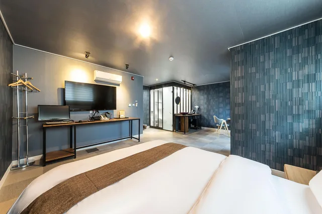 غرفة بريميوم بفرشتي فوتون وسرير كوين، Malu Hotel 2/4