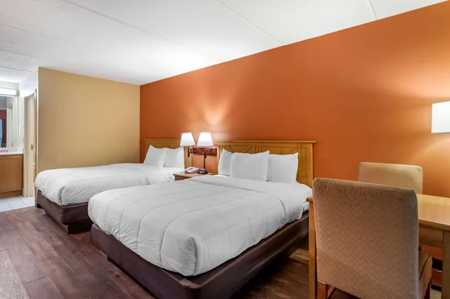 Standard, 2 Queen Beds, Econo Lodge Pigeon Forge Riverside 5/10