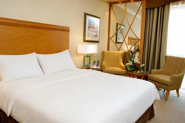 غرفة قياسية بسرير كينج، Golden Tulip Bahrain 2/10