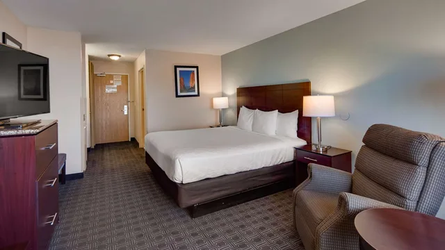 Room, King Bed, Best Western Plus Gateway Inn & Suites 5/9