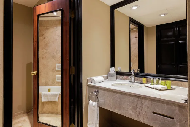 Standard, 2 Double Beds, Hilton Mexico City Airport 6/6