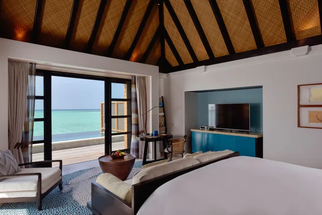 3 Bedrooms, Sunrise, Water, Suite, Twin Beds, 2 King Beds، Four Seasons Resort Maldives at Kuda Huraa 2/4