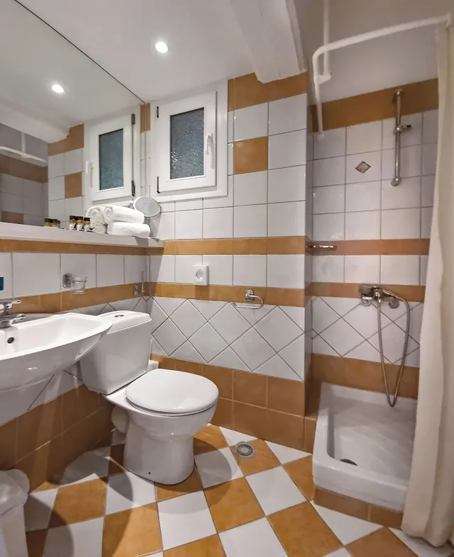 غرفة بسريرين منفصلين وسرير كوين بإطلالة على الحديقة، The Grove Seaside Hotel 6/9