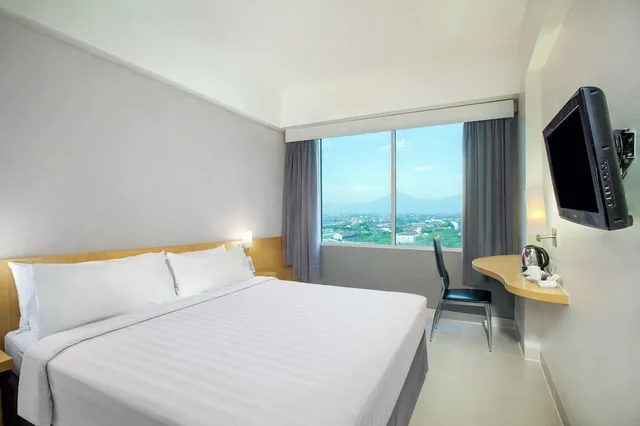 غرفة عائلية بسرير مزدوج وسرير فردي، favehotel Manahan - Solo 1/8
