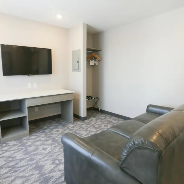جناح بسرير كينج مع أريكة، Days Inn by Wyndham Calgary North Balzac 1/10