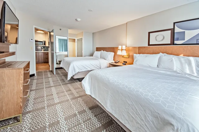 جناح بسريرين كوين بغرفة نوم واحدة، Staybridge Suites Cedar Rapids North 1/1