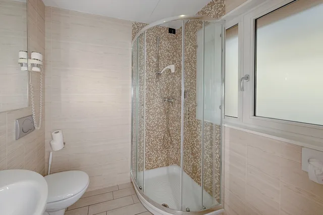 غرفة قياسية بسريرين منفصلين في الملحق، Albergo Fontana 6/7