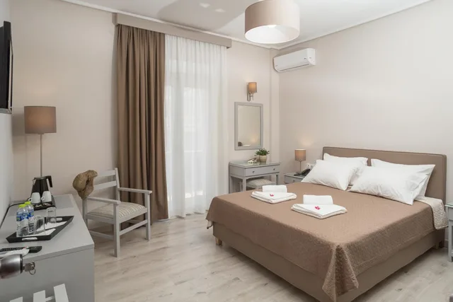 غرفة بسرير مزدوج بإطلالة على المدينة بشرفة، Hotel Alkyon 1/3