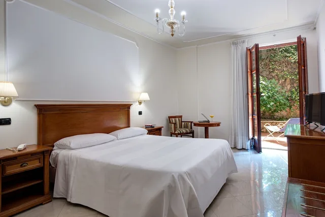غرفة كلاسيكية بسريرين منفصلين بغرفة نوم واحدة، Majestic Palace Sorrento, Curio Collection by Hilton 2/5
