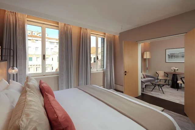 Venetian, Suite, King Bed، The St. Regis Venice 1/4