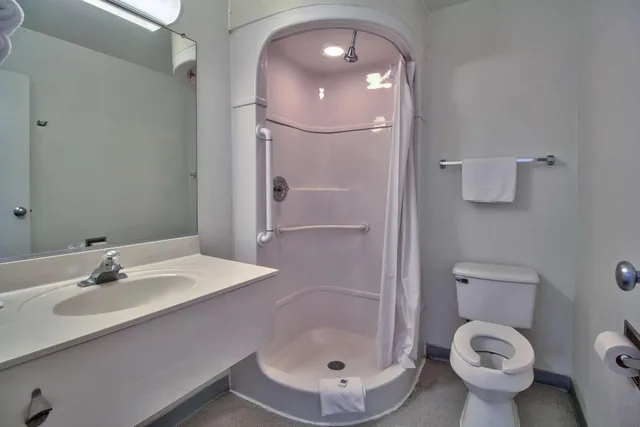 1 Queen Bed, Motel6 Douglas, AZ 8/8