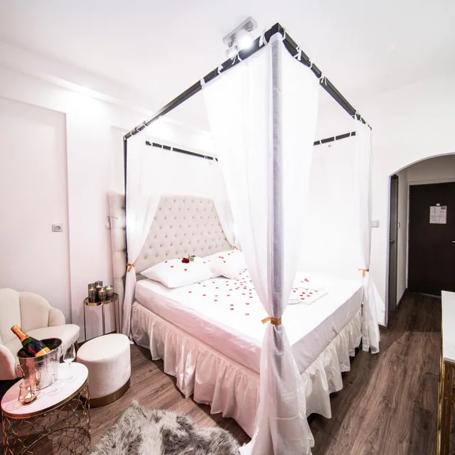 Romantic, King Bed, Pool Access، Hotel Aura Design & Garden Pool 2/7