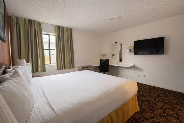 غرفة مفردة بسرير كوين لذوي الإعاقة، Granada Inn 1/10