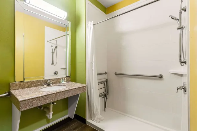 غرفة بسرير كينج، Quality Inn Bay City TX 4/5