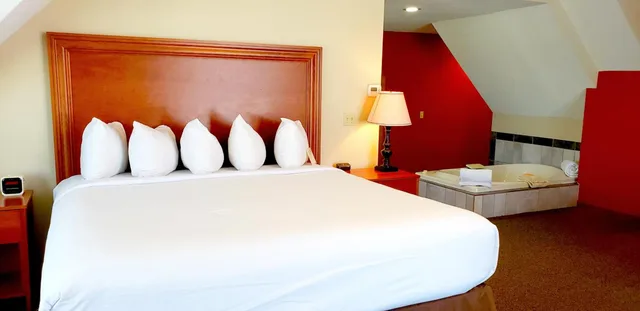 Carriage House, King Bed, Hot Tub، Berlin Heritage Inn 3/10