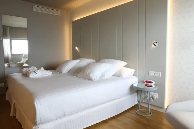 Superior, King Bed, Occidental Atenea Mar 2/5