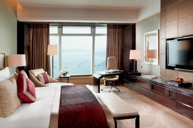 غرفة ديلوكس بسرير كينج بإطلالة على البحر، The Ritz Carlton Hong Kong 3/6