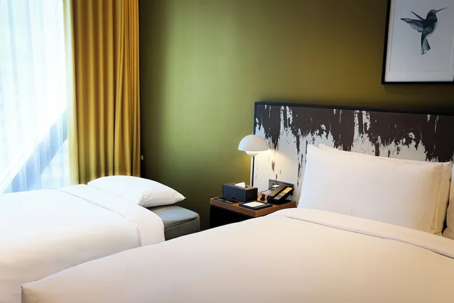 غرفة بريميوم بسرير كينج مع أريكة بحوض استحمام، voco Seoul Gangnam, an IHG Hotel 1/3