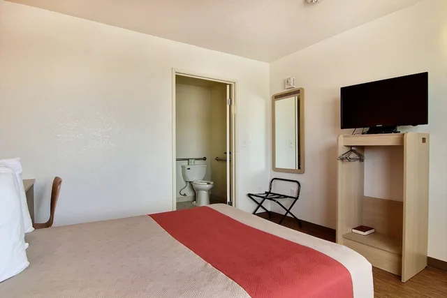 Deluxe, Queen Bed, Motel6 Fort Stockton, TX 5/7