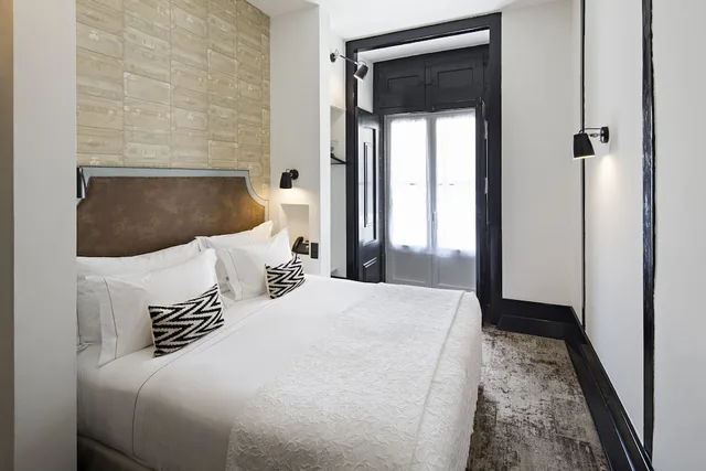 Mini, Deluxe, King Bed, Square View، Almalusa Baixa Chiado 2/9