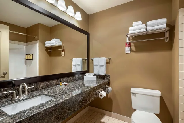 غرفة بسرير كينج مع أريكة، Best Western Plus Baker Street Inn 5/5