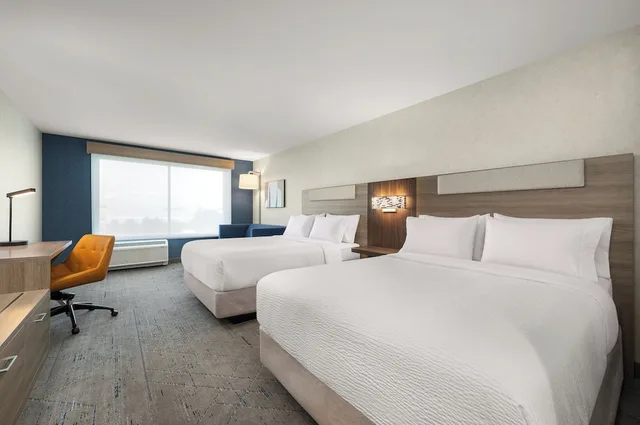 جناح بسريرين كوين، Holiday Inn Express & Suites Overland Park South 3/10