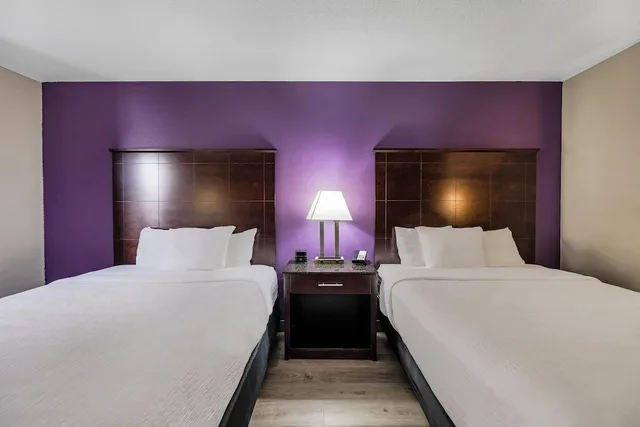 غرفة ديلوكس بسريرين كوين، La Quinta Inn & Suites by Wyndham Louisville East 1/9