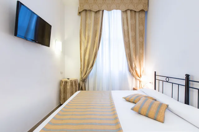 غرفة ثلاثية بسرير مزدوج وسرير فردي، HOTEL AGLI ARTISTI 4/6