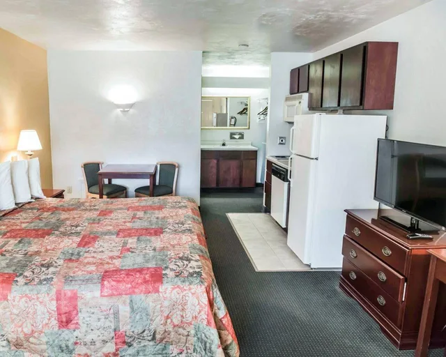 غرفة بسرير كينج، Suburban Studios Tallahassee near University 1/2