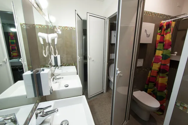 Female Dorm, Female Only, Basic, Shared Bathroom، Alessandro Palace Bar 4/5