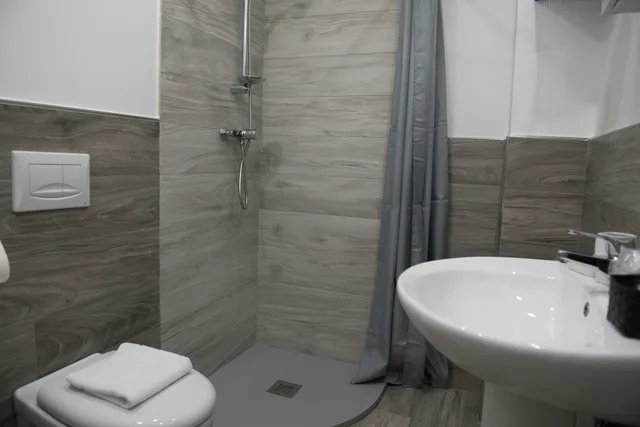 Mezzanine, Economy, Triple, 1 Queen and 1 Single Bed، Umberto 8/10