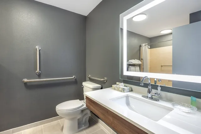 Room, Queen Bed, Accessible, Suburban Studios Branson On The Strip 7/9