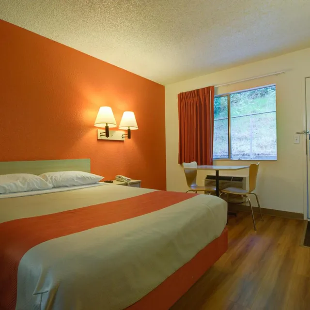 Room, Queen Bed, Smoking, Motel6 Seattle, WA - Airport 3/10