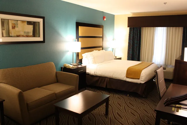 Suite, King Bed, Sofa, Holiday Inn Express Ludlow 1/2