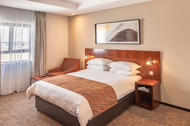 غرفة بسرير كوين، City Lodge Hotel at OR Tambo International Airport 1/6