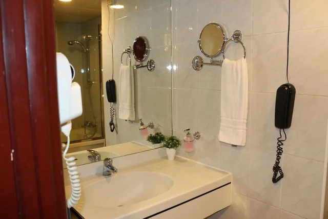 غرفة ديلوكس ثلاثية بسرير كينج وسرير فردي بإطلالة على البحر بشرفة، Al Khaleej Grand Hotel 5/6