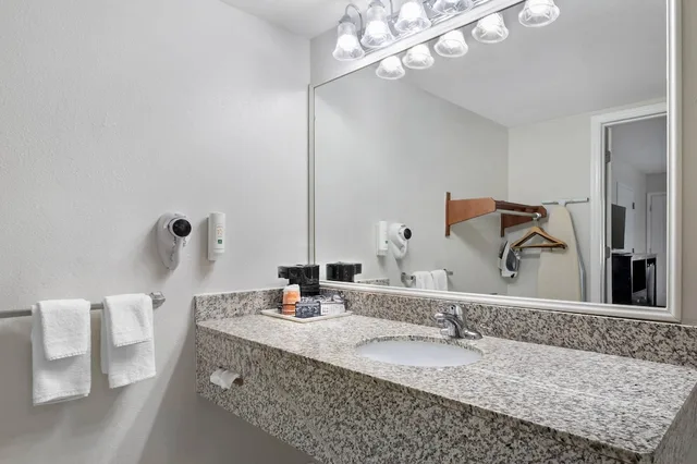 غرفة قياسية بسرير كوين للمدخنين، Quality Inn Andrews, NC 8/9