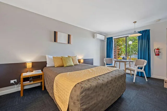 Upgrade, 1 Queen and 1 Single Bed، Comfort Inn The Pier 2/6